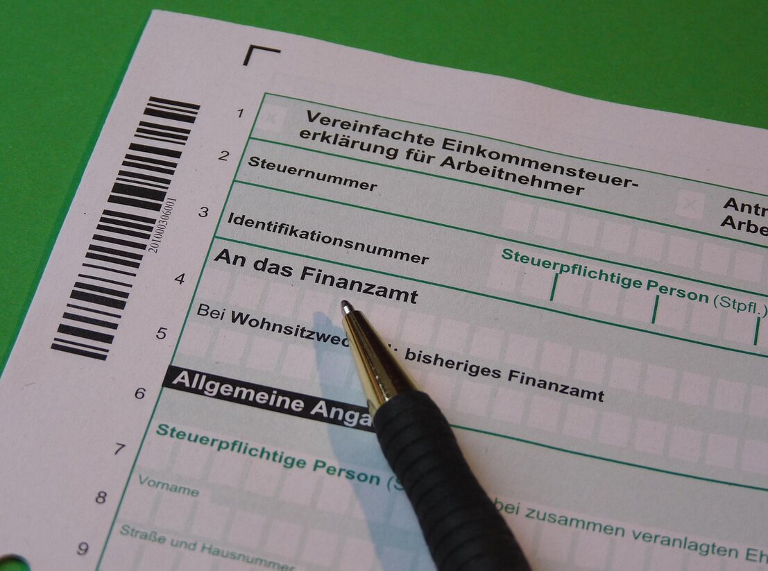 Ausgefüllte Steuerformulare mit Taschenrechner