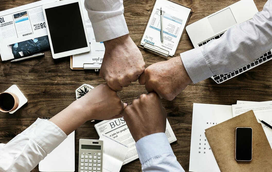 Beratungsgespräch zu Steuerunterlagen in einem Büro